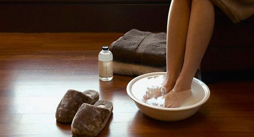 Disinfezione dell'evidente e pediluvio per funghi.