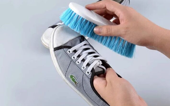 scarpe pulite per i funghi delle unghie